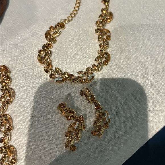 Elegant Gold Crystal 3 piece Jewelry set NIB - Picture 3 of 5